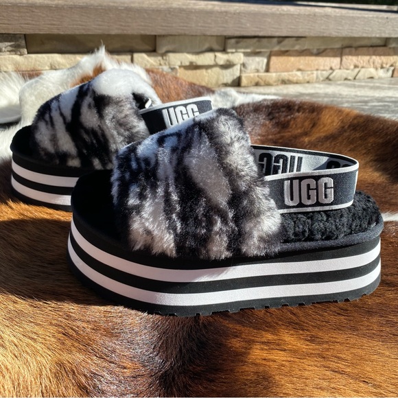 UGG Shoes - UGG Fluffy Sandals SZ 6 NEW